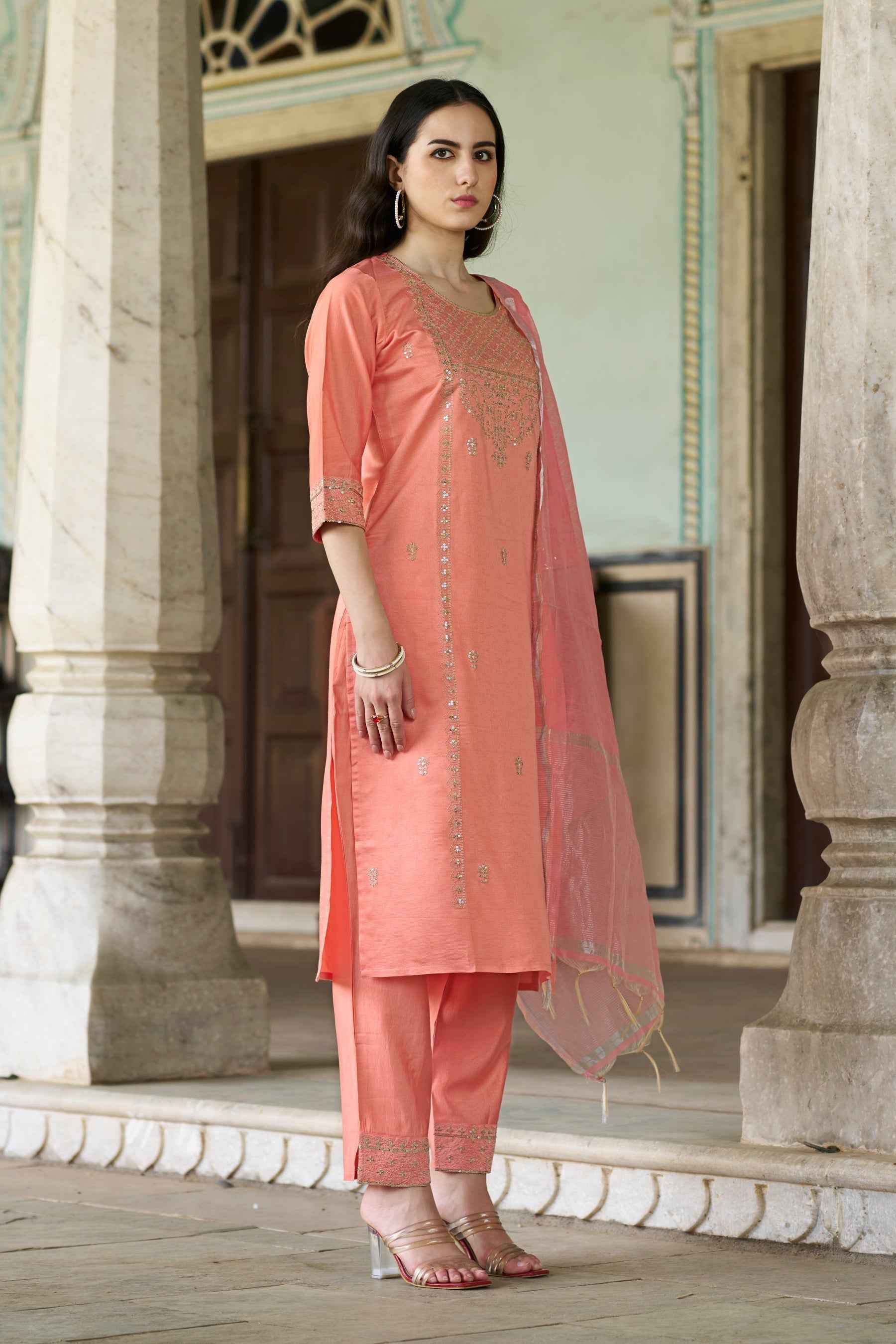 Aarohi Women Kurta and Pant Sest Viscose Rayon