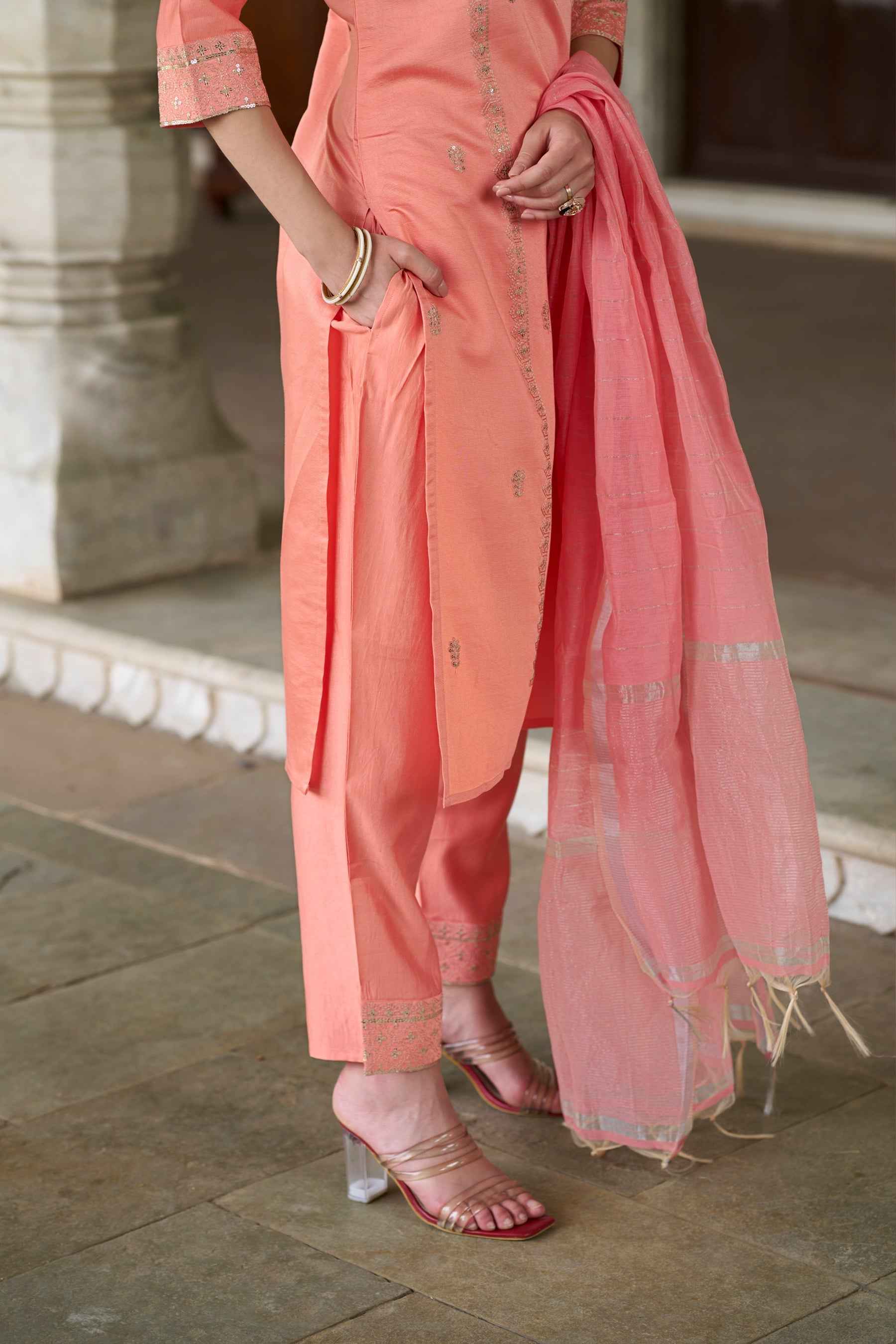 Aarohi Women Kurta and Pant Sest Viscose Rayon