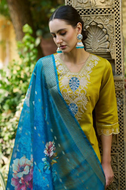 Isha Women Kurta and Pant Viscose Rayon FabricI - FitVibe Fashion