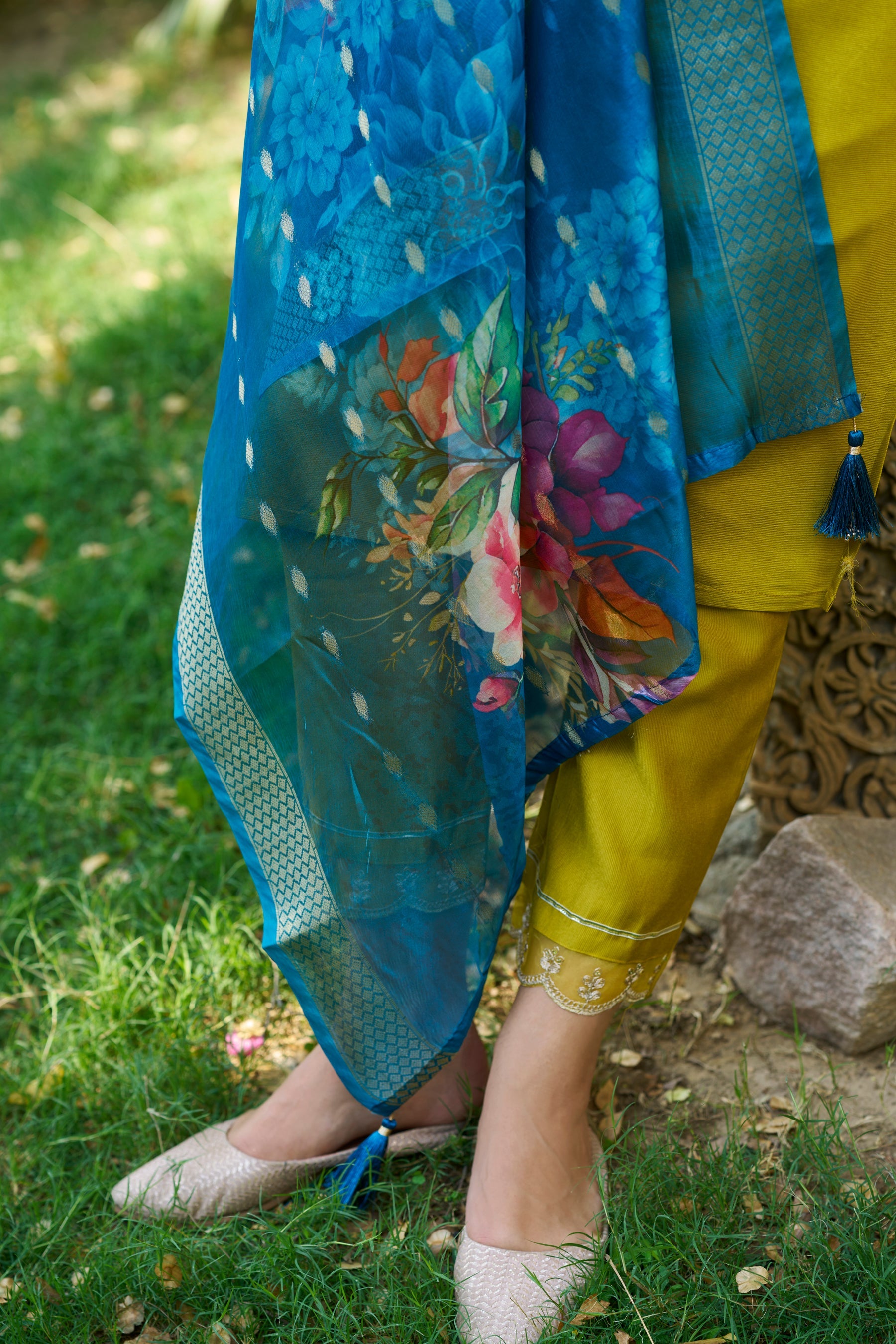 Isha Women Kurta and Pant Viscose Rayon FabricI - FitVibe Fashion